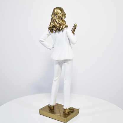 Estátua decorativa de médica em resina dourada e branca, ideal para presente e decoração de clínica médica ou consultório.