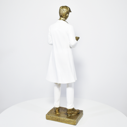Estátua decorativa de médico em resina dourada e branca, ideal para presente e decoração de clínica médica ou consultório.