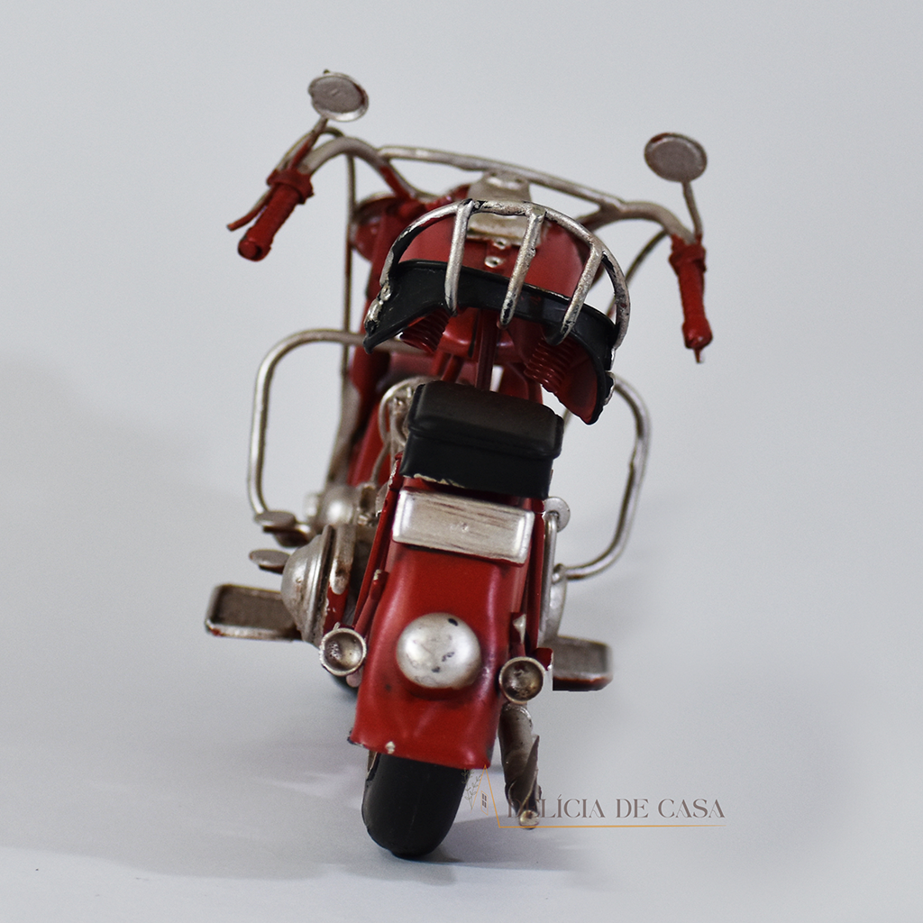 Miniatura de motocicleta vintage vermelha com detalhes em metal, estilo retrô, usada para decoração ou coleção