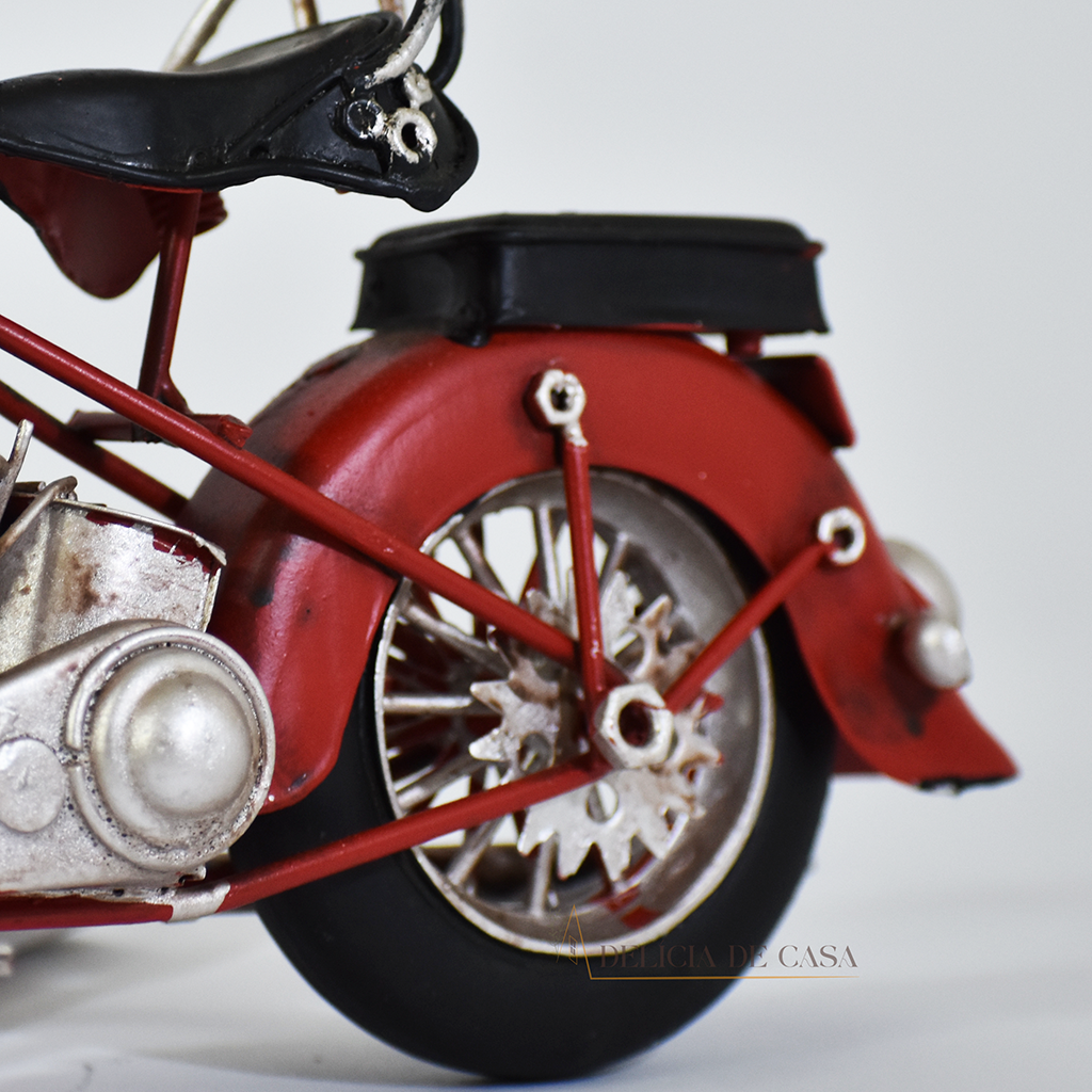 Miniatura de motocicleta vintage vermelha com detalhes em metal, estilo retrô, usada para decoração ou coleção