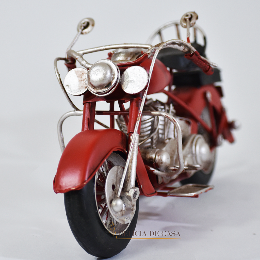 Miniatura de motocicleta vintage vermelha com detalhes em metal, estilo retrô, usada para decoração ou coleção