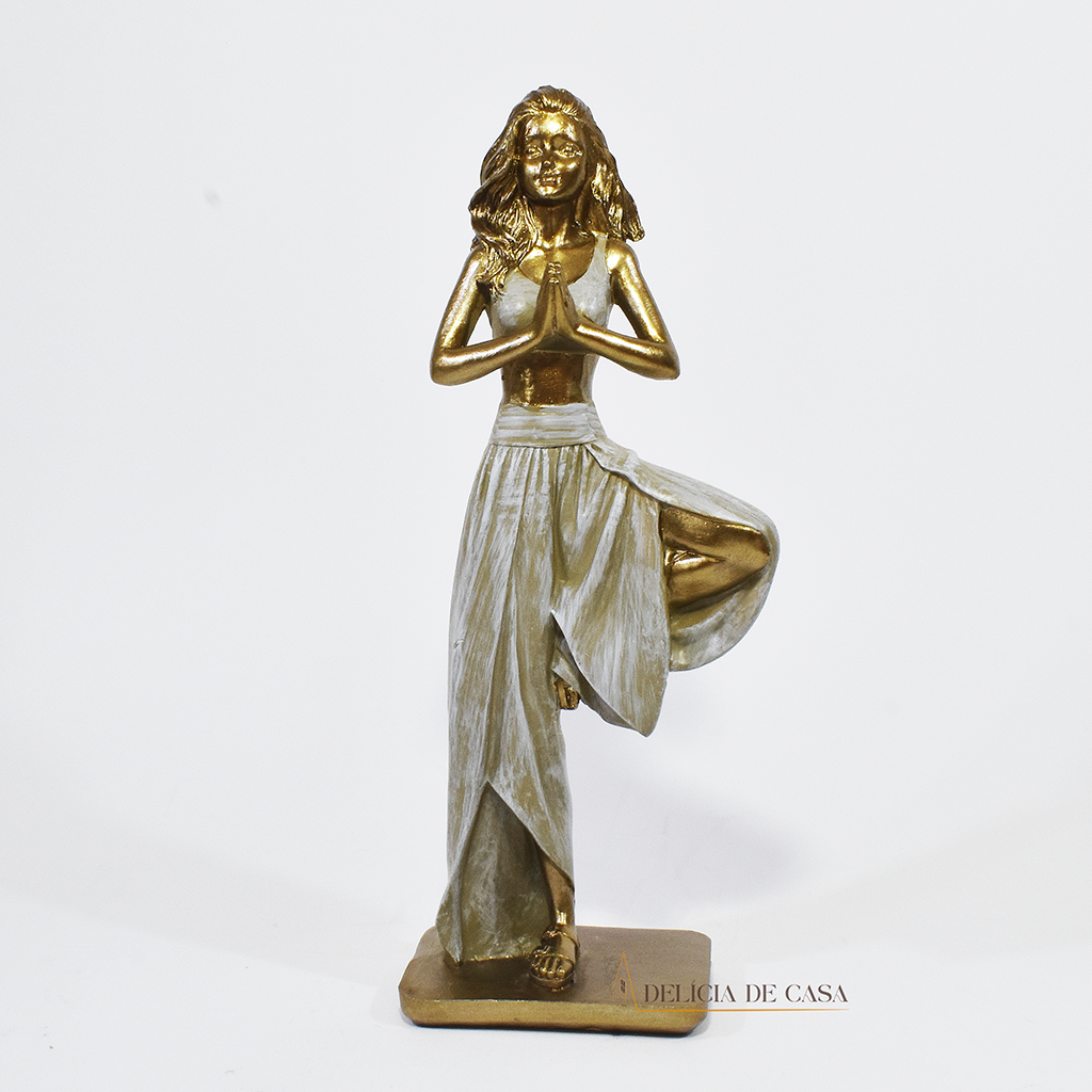 Estatueta decorativa de resina representando uma mulher em posição de yoga, equilibrada sobre uma perna, com as mãos unidas em prece, simbolizando paz e harmonia