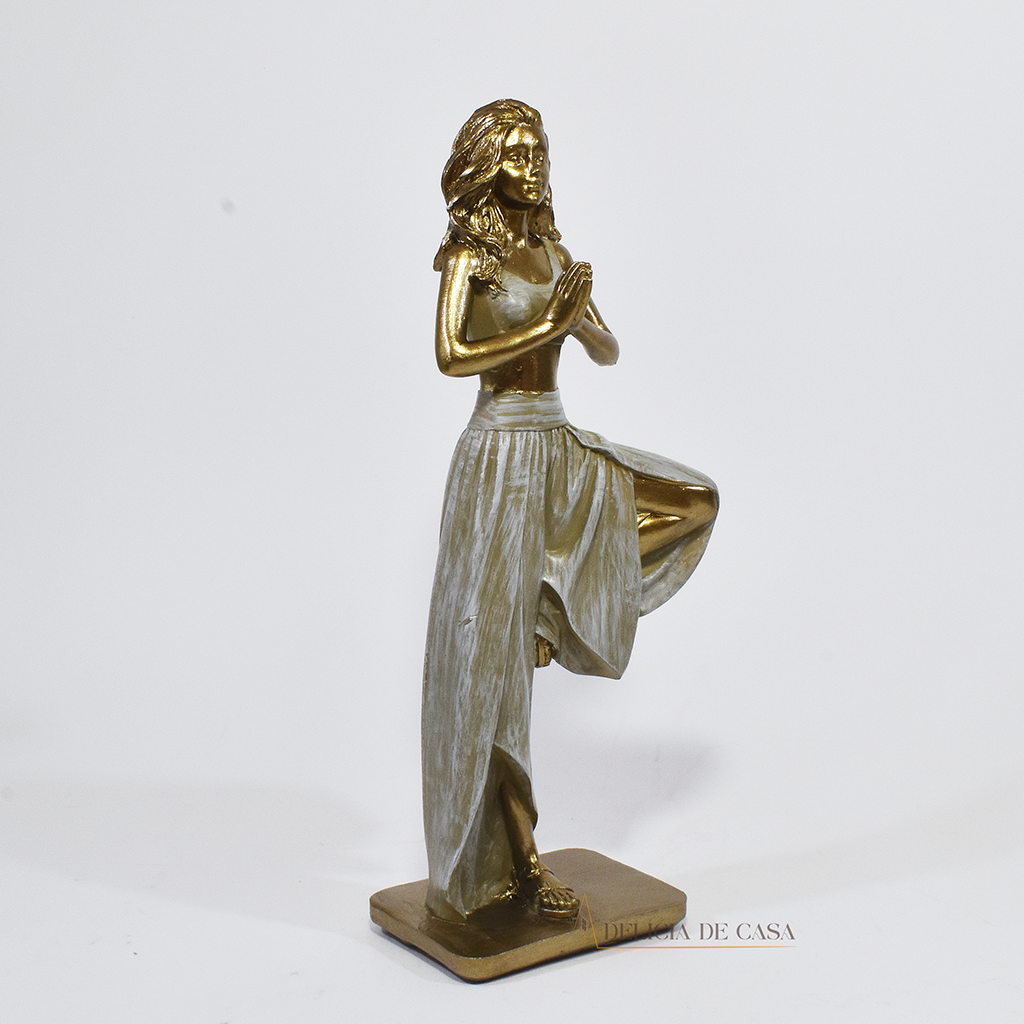 Estatueta decorativa de resina representando uma mulher em posição de yoga, equilibrada sobre uma perna, com as mãos unidas em prece, simbolizando paz e harmonia