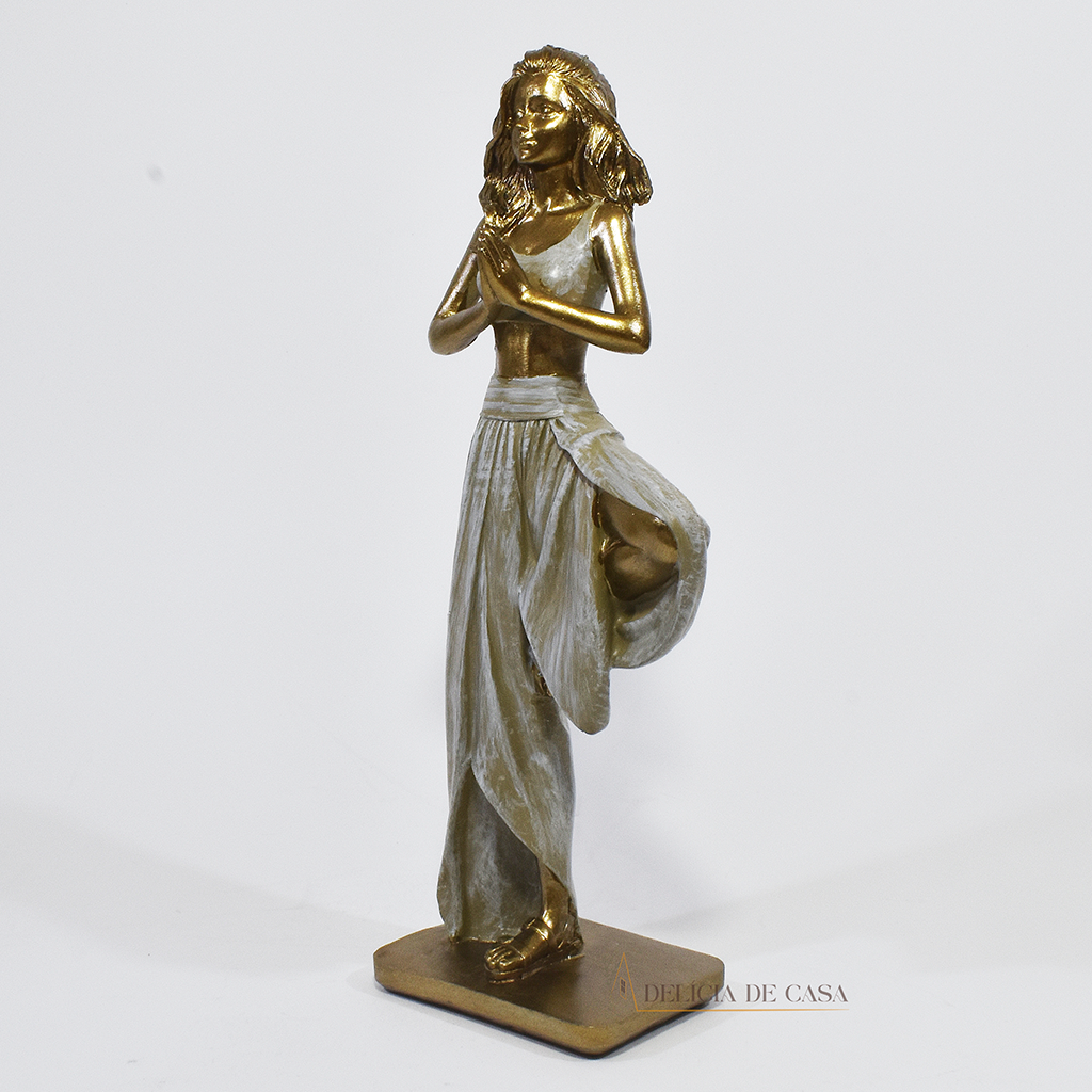 Estatueta decorativa de resina representando uma mulher em posição de yoga, equilibrada sobre uma perna, com as mãos unidas em prece, simbolizando paz e harmonia