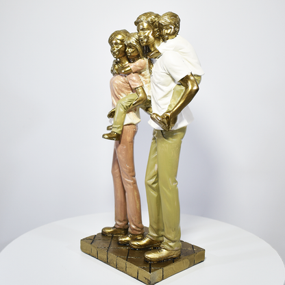 Escultura de família com menino e menina em resina – símbolo de amor familiar