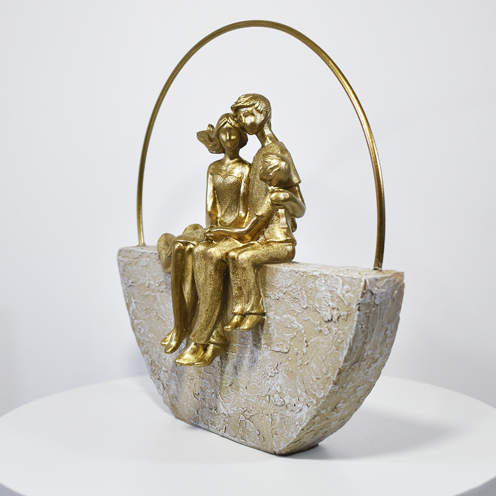 Peça decorativa família com filho em resina dourada e base bege