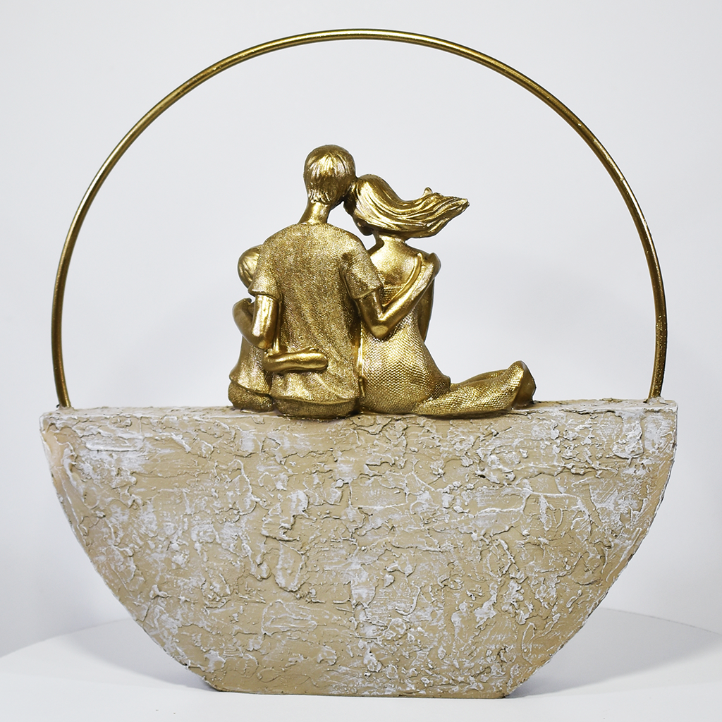 Peça decorativa família com filho em resina dourada e base bege