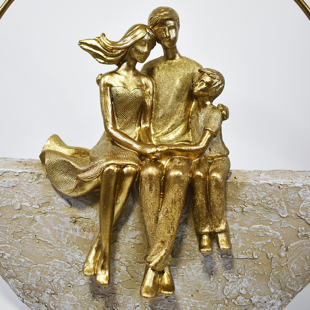 Peça decorativa família com filho em resina dourada e base bege