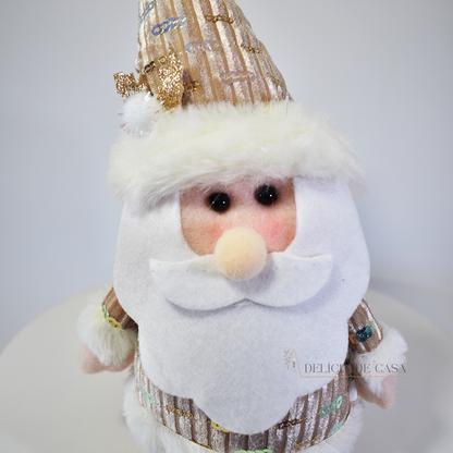 Boneco decorativo de Papai Noel sentado com pernas longas, roupas douradas e barba branca, ideal para decoração natalina em mesas e prateleiras.