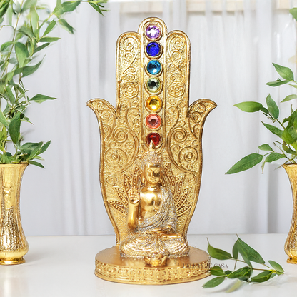 Incensário dourado em formato de mão com pedras coloridas dos 7 chakras e imagem de Buda em posição de meditação, usado para aromaterapia, decoração e equilíbrio energético
