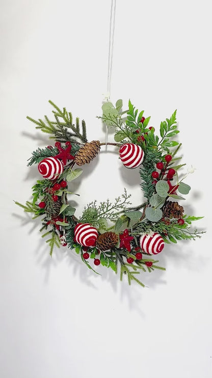 Guirlanda de Natal com Bolas Decorativas e Pinhas – Enfeite Natalino para Porta e Parede