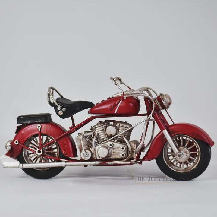 Miniatura de motocicleta vintage vermelha com detalhes em metal, estilo retrô, usada para decoração ou coleção