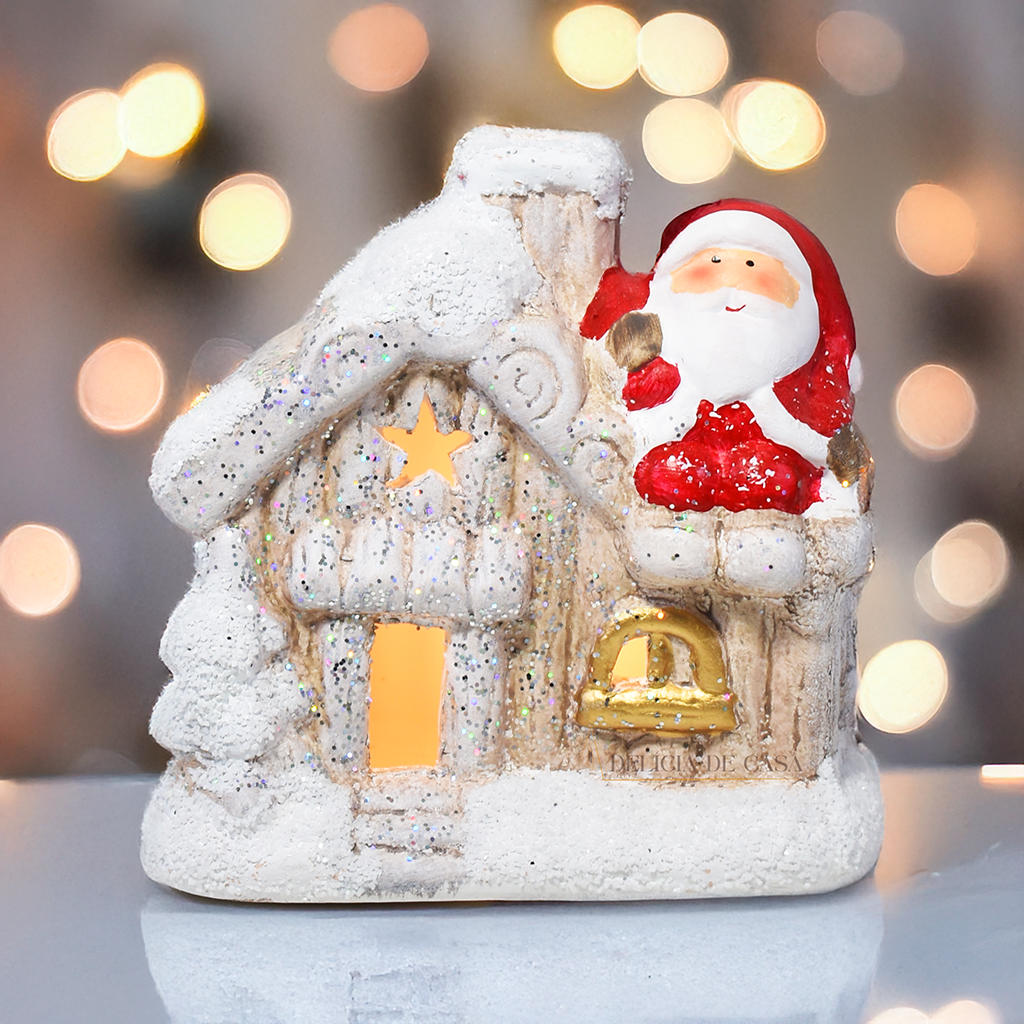 Casinha decorativa de Natal com Papai Noel e neve, feita em resina com glitter e luz interna, 12 cm de altura, nas cores bege, vermelho e cinza.