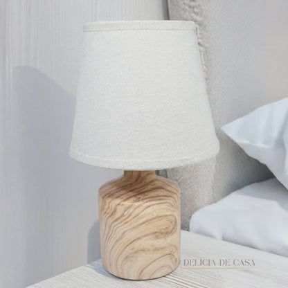 Abajur Decorativo de Mesa e Cabeceira 110V/220V com Base Amadeirada e Cúpula Bege – 16x28 cm