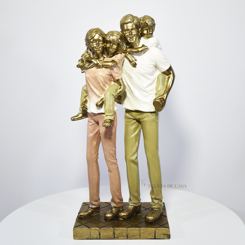 Estatueta de família com dois filhos em resina dourada — peça decorativa elegante que representa amor e união, ideal para decoração de sala ou presente de Natal, Dia das Mães e Dia dos Pais.
