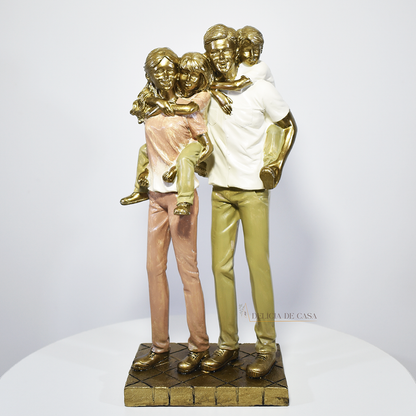 Estatueta de família com dois filhos em resina dourada — peça decorativa elegante que representa amor e união, ideal para decoração de sala ou presente de Natal, Dia das Mães e Dia dos Pais.