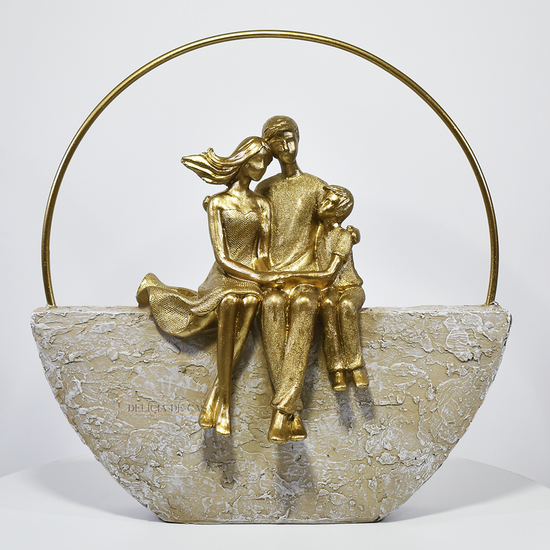 Estatueta pais e filho em resina dourada — peça decorativa elegante que simboliza amor e união familiar, ideal para decoração de sala ou como presente de Natal, Dia dos Pais e Dia das Mães.