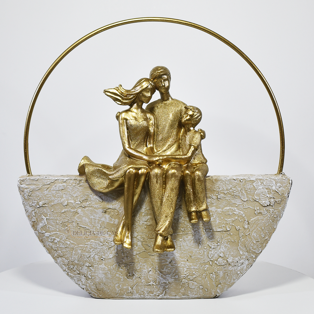 Estatueta pais e filho em resina dourada — peça decorativa elegante que simboliza amor e união familiar, ideal para decoração de sala ou como presente de Natal, Dia dos Pais e Dia das Mães.