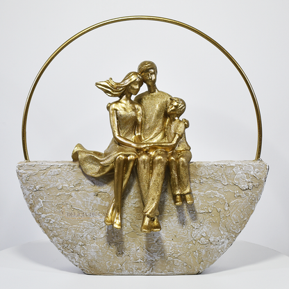 Estatueta pais e filho em resina dourada — peça decorativa elegante que simboliza amor e união familiar, ideal para decoração de sala ou como presente de Natal, Dia dos Pais e Dia das Mães.