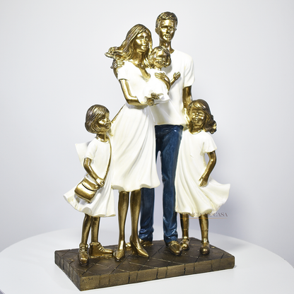 Escultura moderna família com três filhas para decoração de ambientes