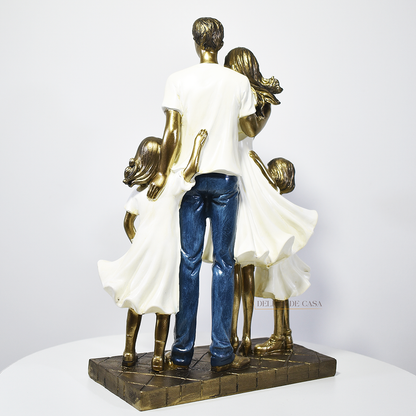 Escultura moderna família com três filhas para decoração de ambientes