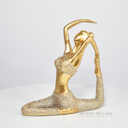 Escultura de mulher em posição de yoga com acabamento dourado e glitter. Uma peça decorativa que une elegância e serenidade, perfeita para decorar ou presentear.